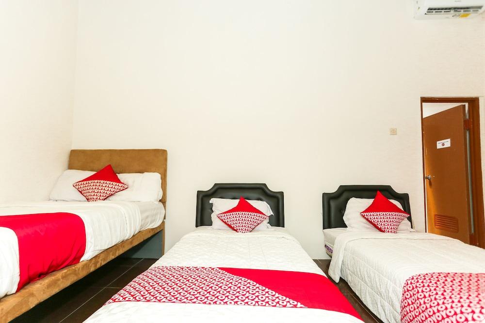 Vaccinated Staff - Oyo 1230 Kampoeng Osing Syariah Guesthouse Бануванги Екстериор снимка