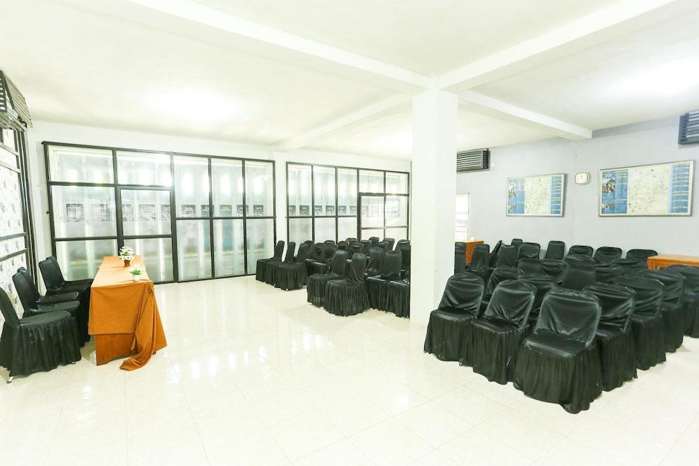 Vaccinated Staff - Oyo 1230 Kampoeng Osing Syariah Guesthouse Бануванги Екстериор снимка