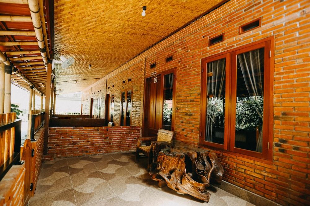 Vaccinated Staff - Oyo 1230 Kampoeng Osing Syariah Guesthouse Бануванги Екстериор снимка