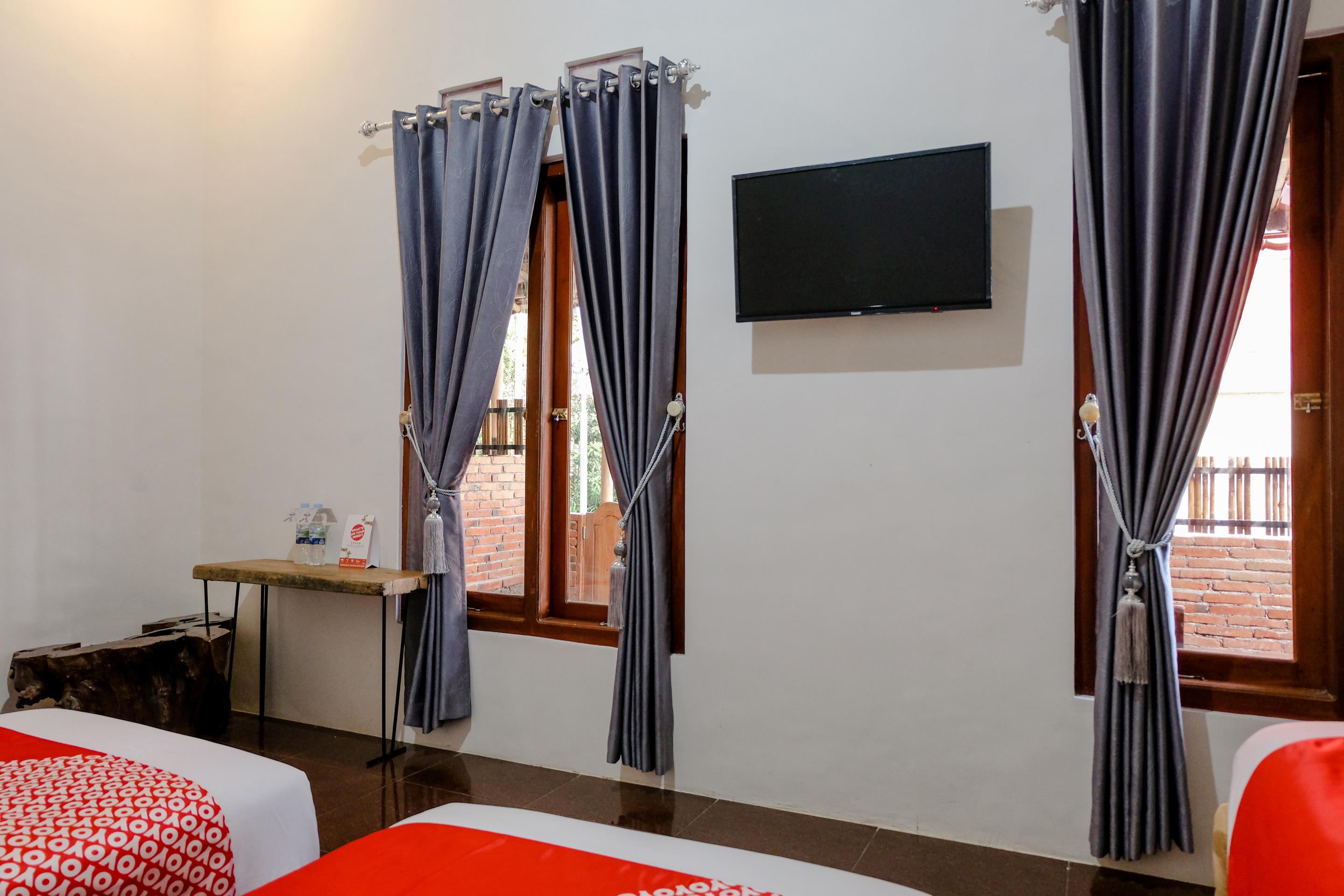 Vaccinated Staff - Oyo 1230 Kampoeng Osing Syariah Guesthouse Бануванги Екстериор снимка
