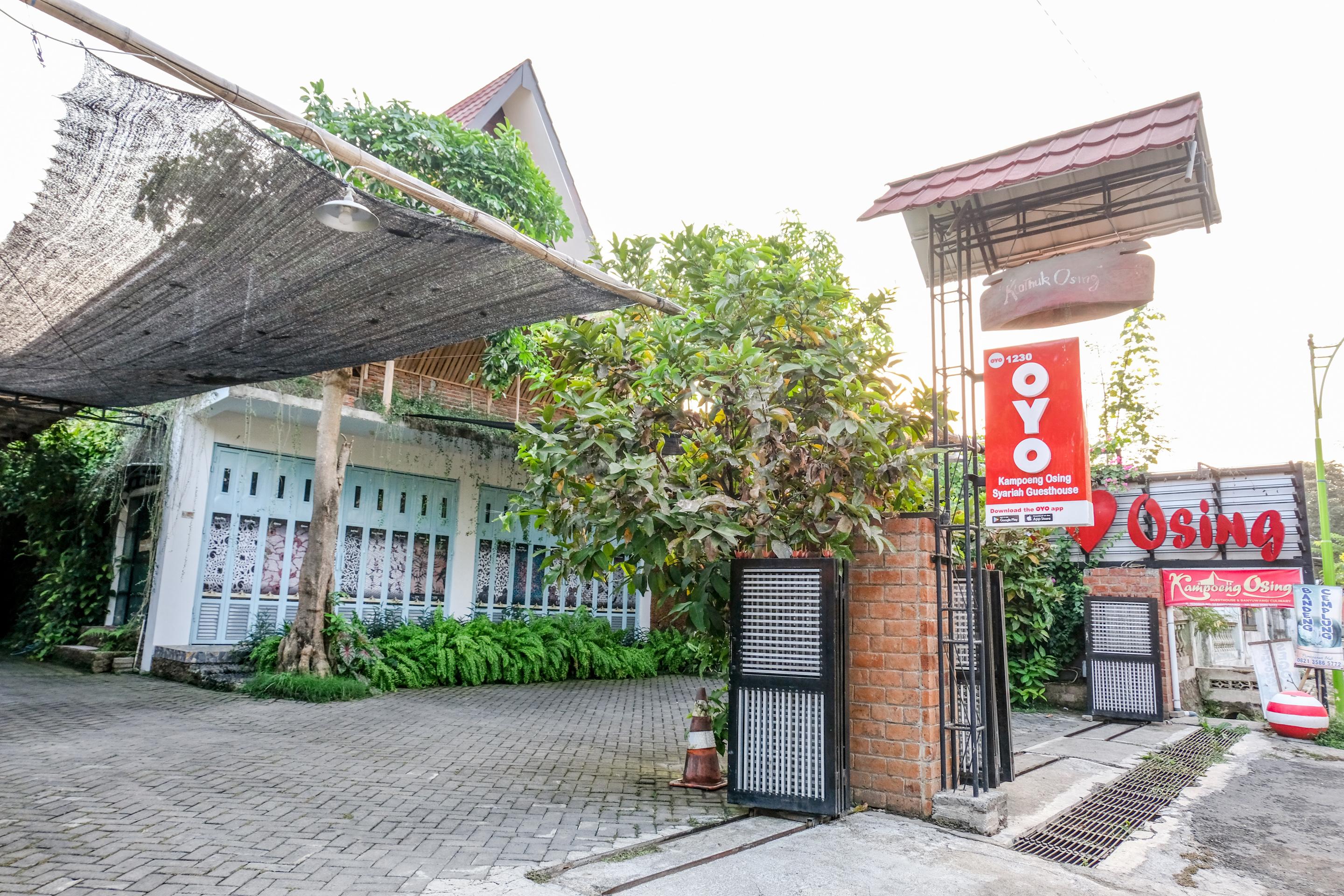 Vaccinated Staff - Oyo 1230 Kampoeng Osing Syariah Guesthouse Бануванги Екстериор снимка