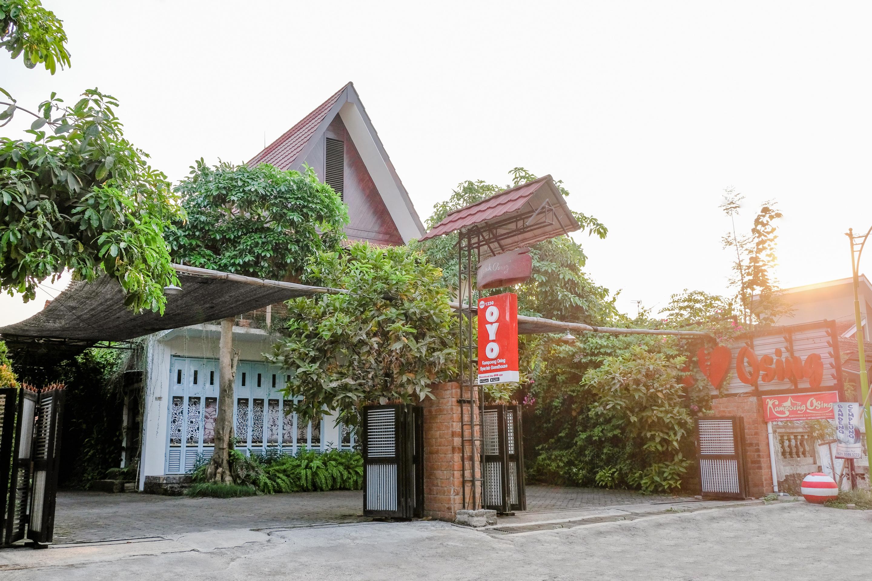 Vaccinated Staff - Oyo 1230 Kampoeng Osing Syariah Guesthouse Бануванги Екстериор снимка