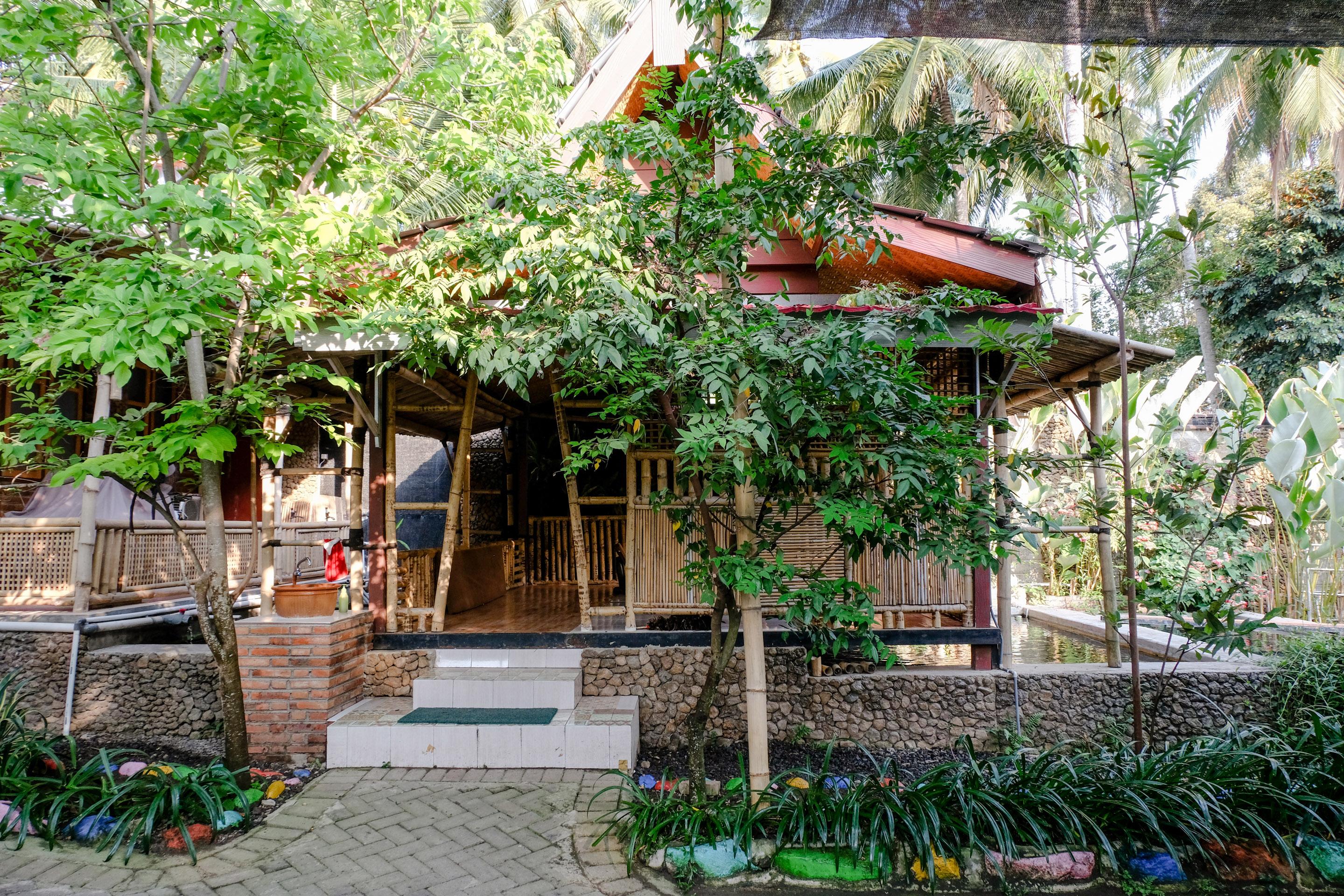 Vaccinated Staff - Oyo 1230 Kampoeng Osing Syariah Guesthouse Бануванги Екстериор снимка