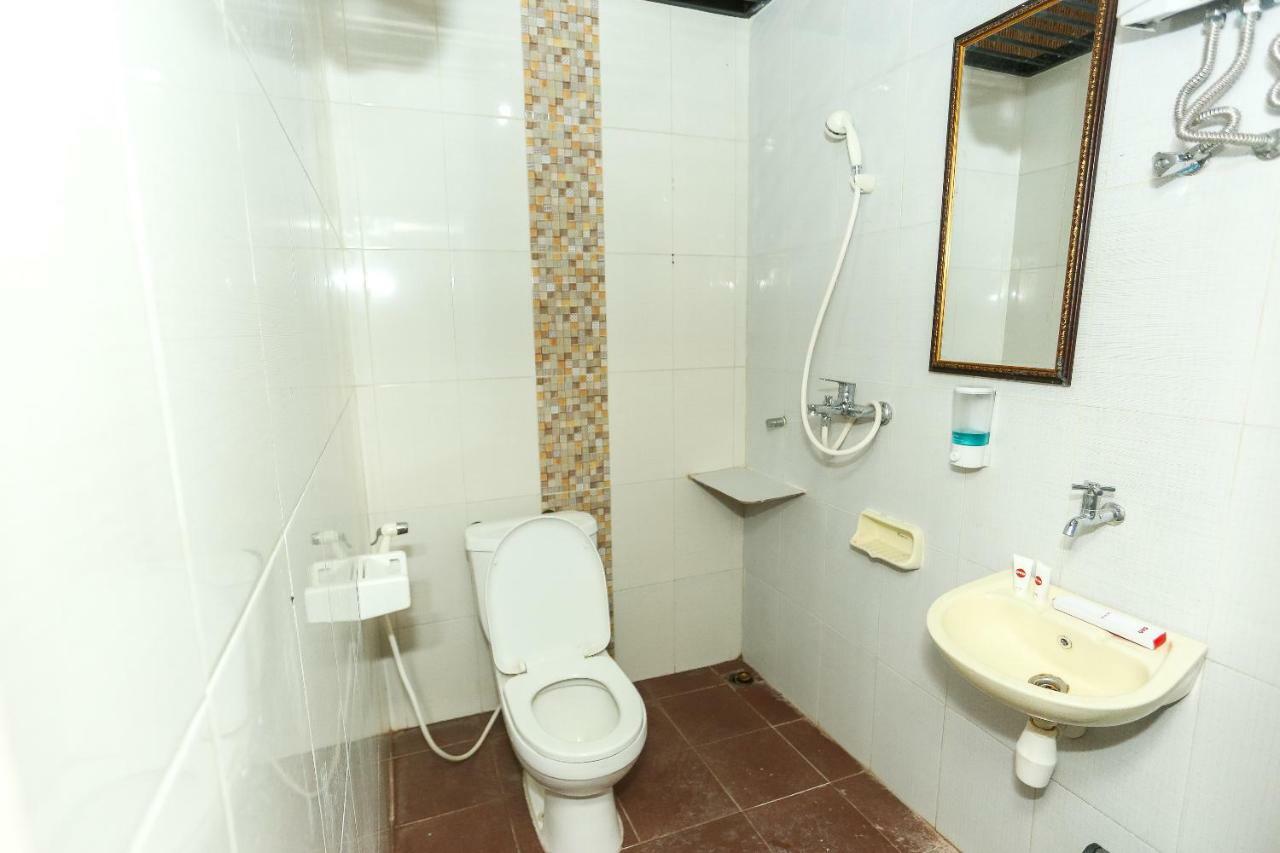 Vaccinated Staff - Oyo 1230 Kampoeng Osing Syariah Guesthouse Бануванги Екстериор снимка
