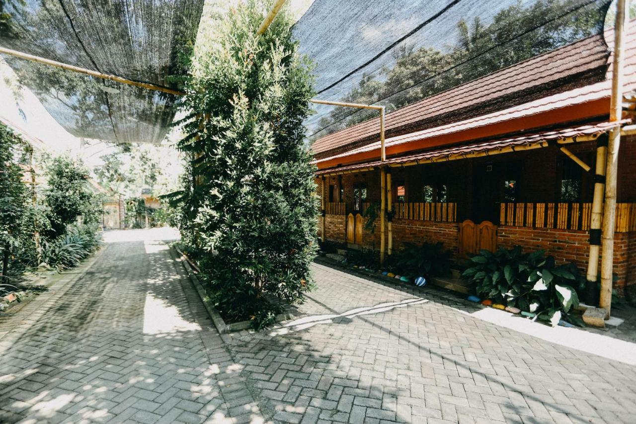Vaccinated Staff - Oyo 1230 Kampoeng Osing Syariah Guesthouse Бануванги Екстериор снимка