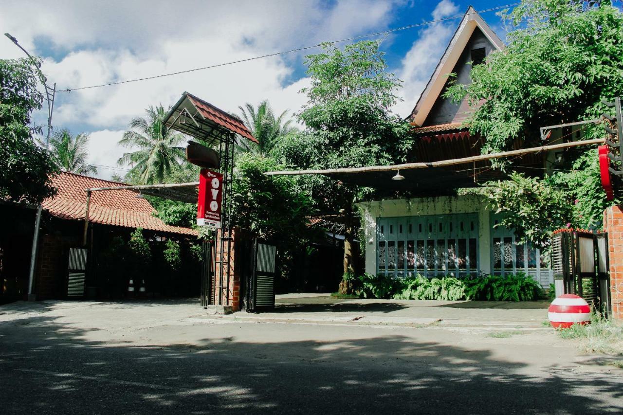 Vaccinated Staff - Oyo 1230 Kampoeng Osing Syariah Guesthouse Бануванги Екстериор снимка