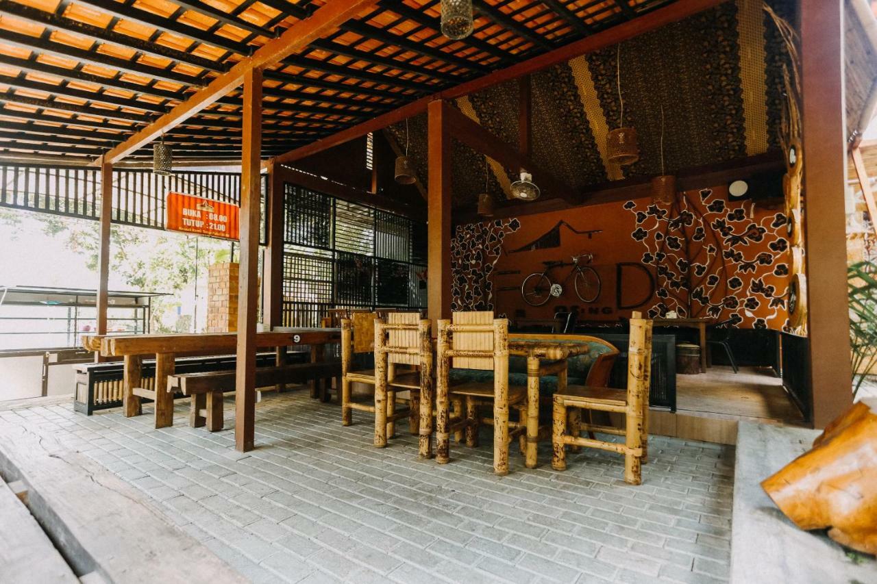 Vaccinated Staff - Oyo 1230 Kampoeng Osing Syariah Guesthouse Бануванги Екстериор снимка