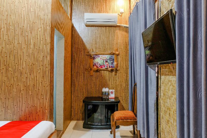 Vaccinated Staff - Oyo 1230 Kampoeng Osing Syariah Guesthouse Бануванги Екстериор снимка